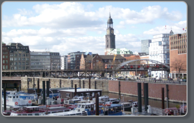 Die Hamburger Spreicherstadt mit Blick auf den Michel.